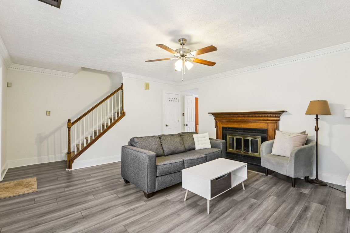 Chippendale Ln-0406-006.jpg