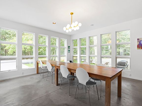 4th image of 12 Fox Hollow Dr