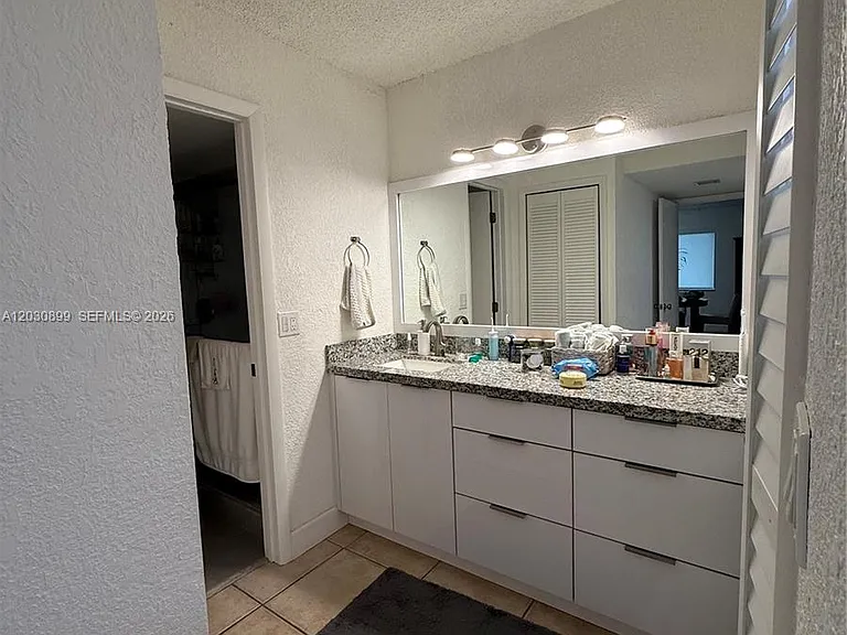 16184 Laurel Dr #204 — Photo 35