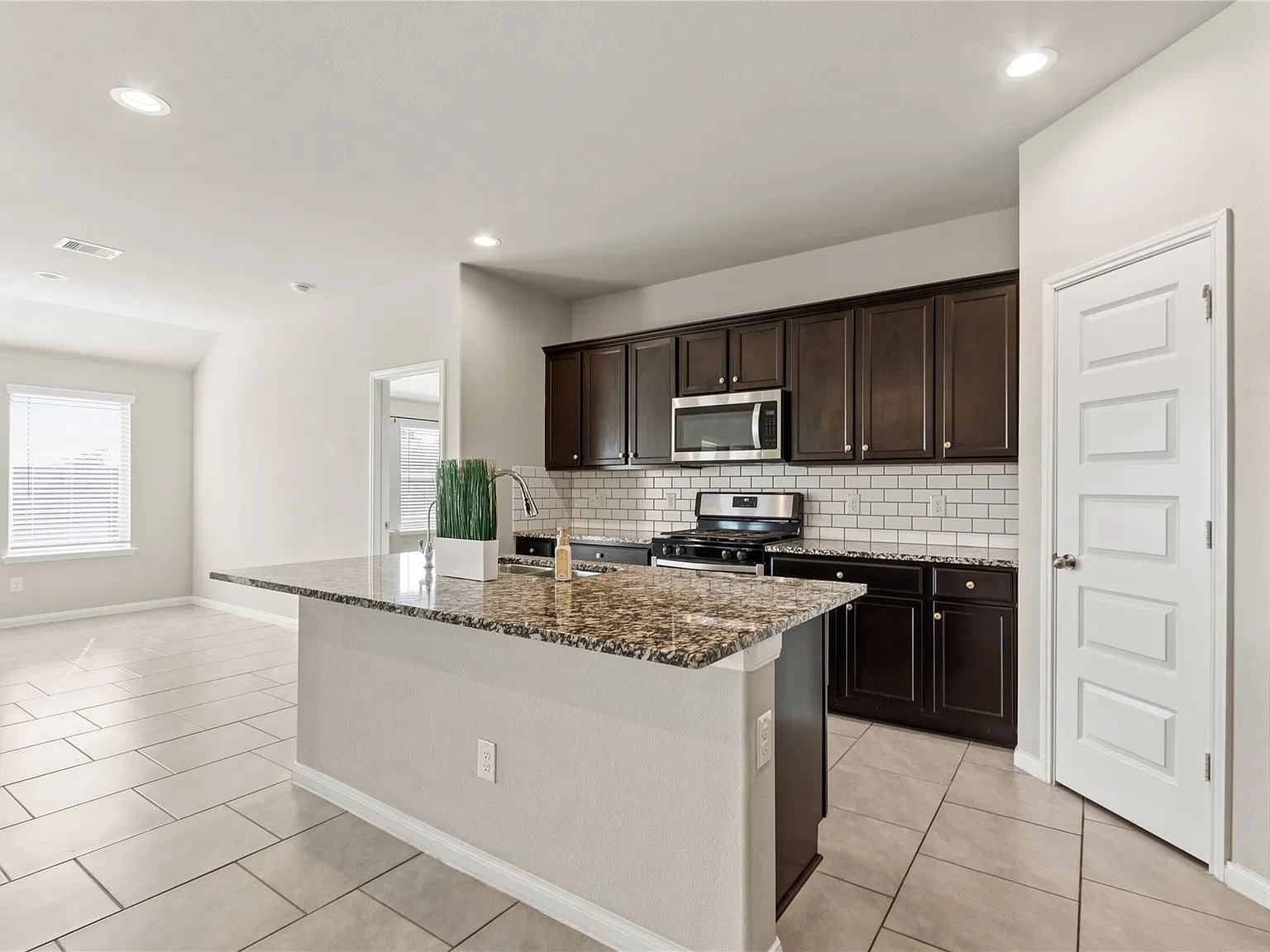 4 bed, 2.0 bath, 1784 sqft, $2,350 — Photo 3