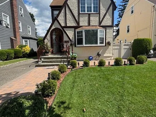 456 Macatee Place, Mineola, NY 11501