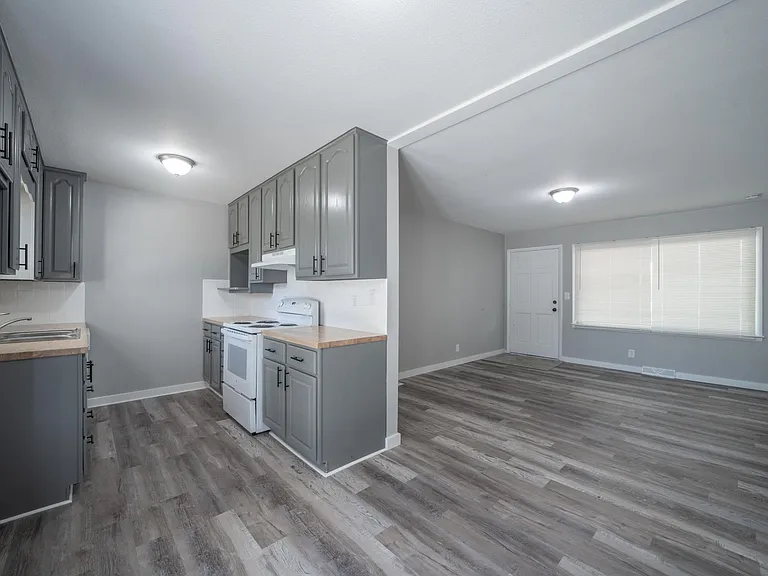 2620 S Fern Ave — Photo 3
