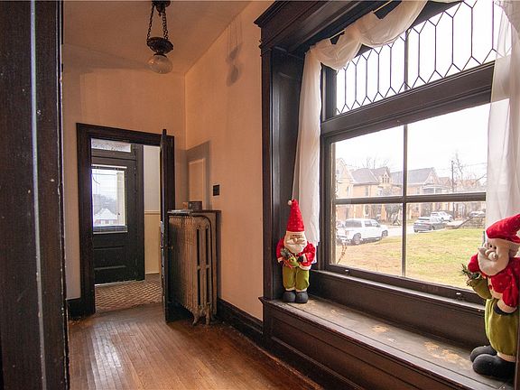 5th image of 222 N 2nd St