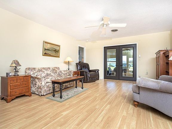 5th image of 951 Acacia Dr