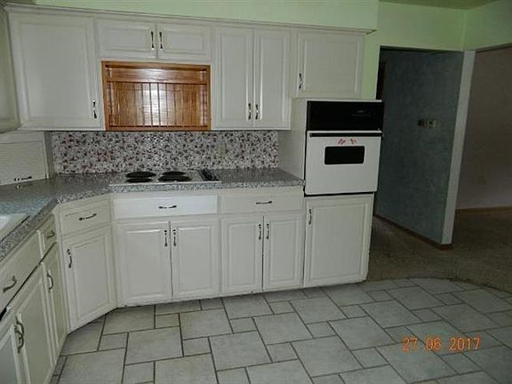 2nd image of 821 Riverview Dr