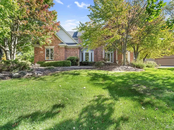6775 Carlyle Xing, West Bloomfield, MI 48322