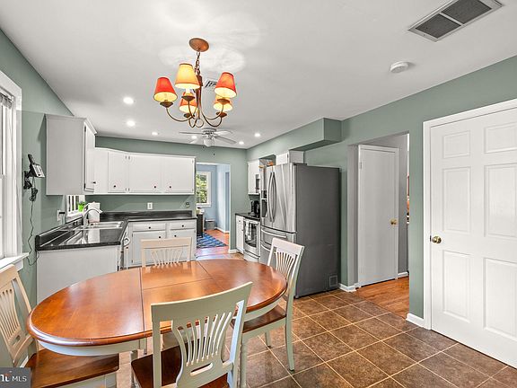 5th image of 926 Kingsway Dr