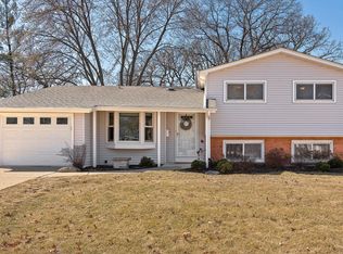 104 Hilltop Dr, Schaumburg, IL 60193