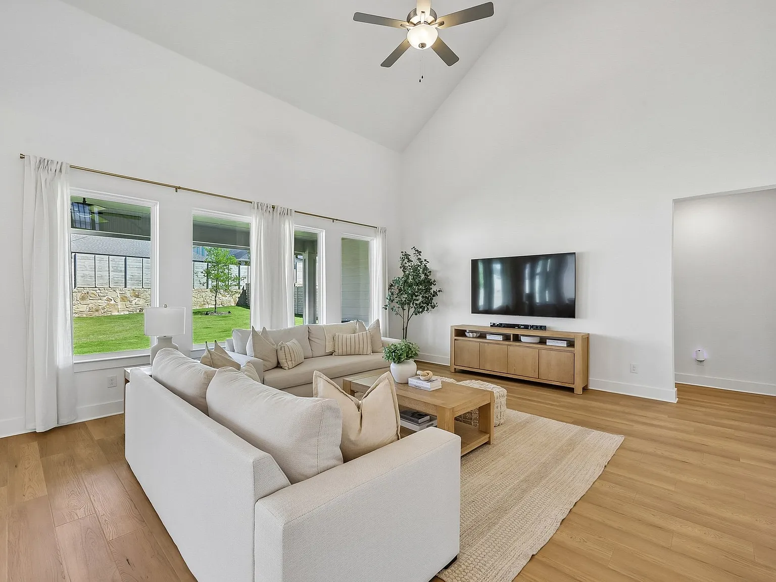 4 bed, 3454 sqft, $4,400 — Photo 3