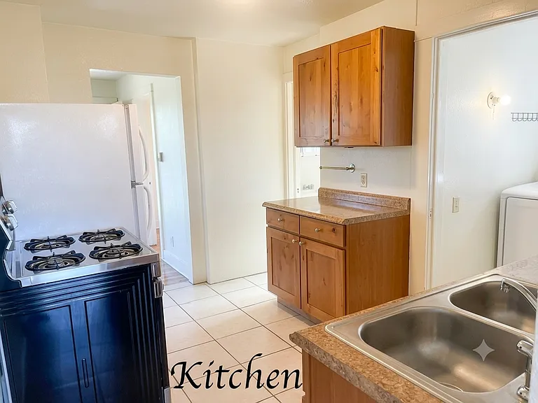 737 Roberts St — Photo 8