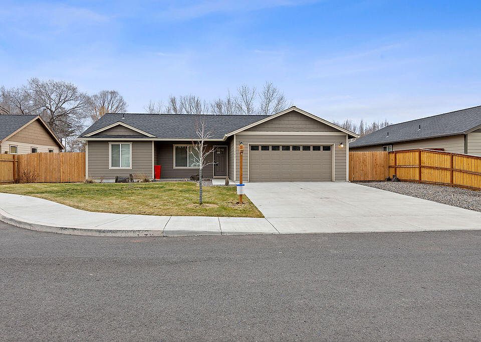 1st image of 1068 NE Crista Ct