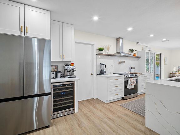 5th image of 2421 SW 29th Way