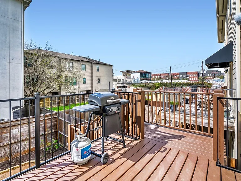 903 Hartman St — Photo 4