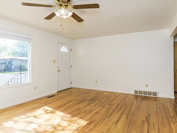4th image of 3947 Sunnyside Ave