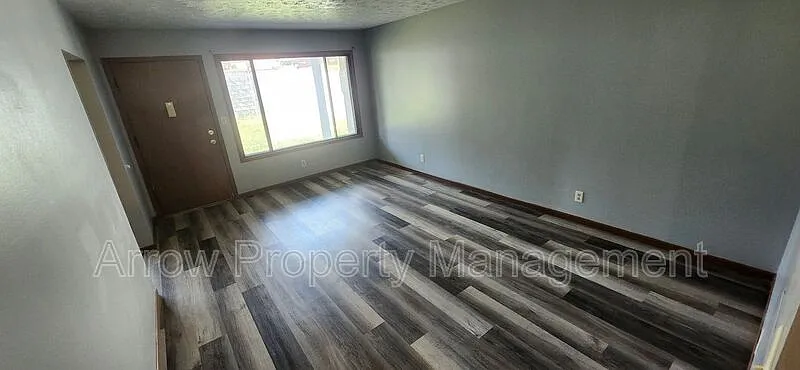 2 bed, 1.0 bath, 797 sqft, $895 — Photo 2