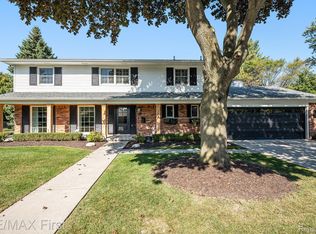 34 Putnam Pl, Grosse Pointe Shores, MI 48236