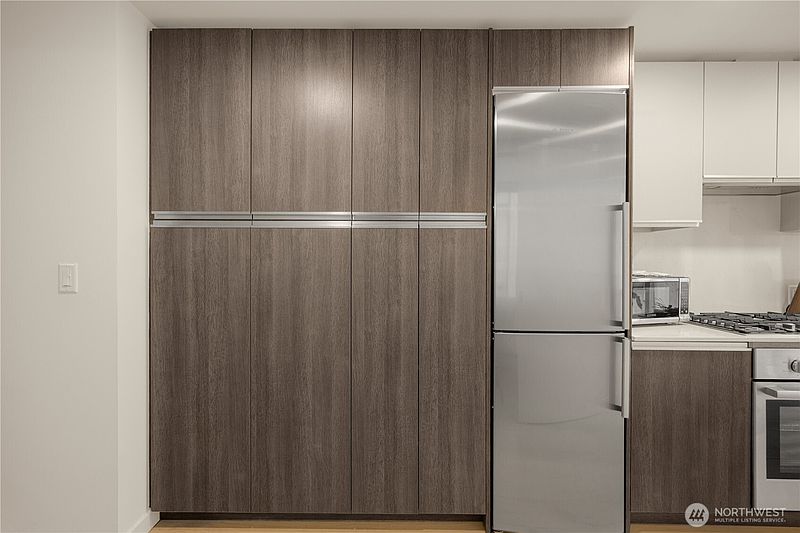 4th image of 800 Columbia St #808