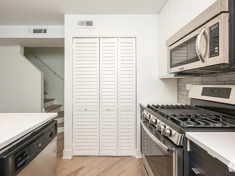952 W Grace St #202 — Photo 12
