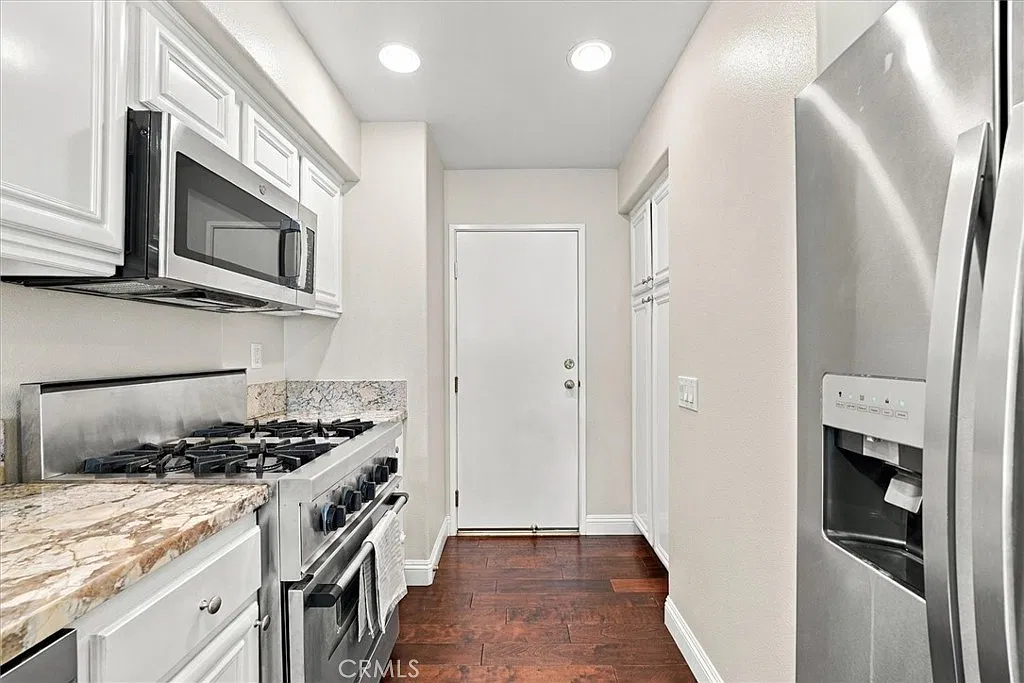 2 bed, 2.5 bath, 1012 sqft, $3,750 — Photo 4