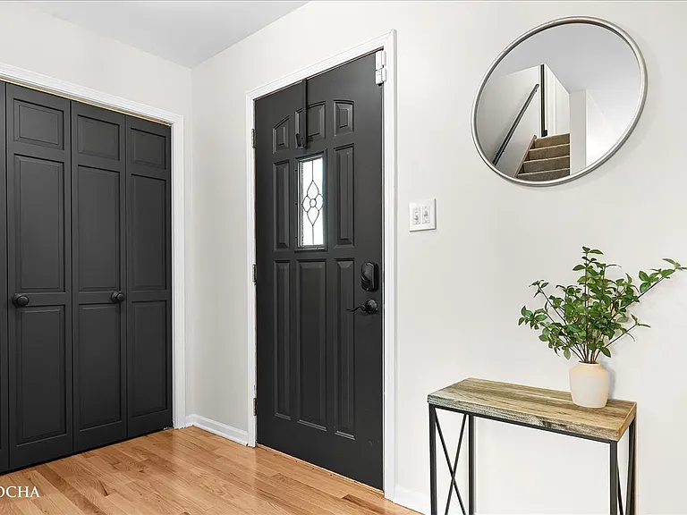 1012 Bainbridge Dr — Photo 2