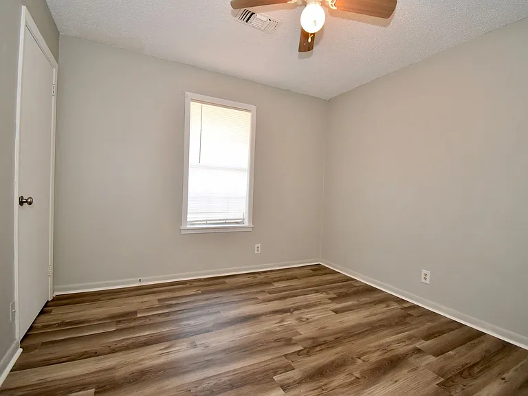 808 Laura Ln — Photo 8