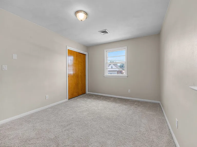 Lindbergh Ave — Photo 11