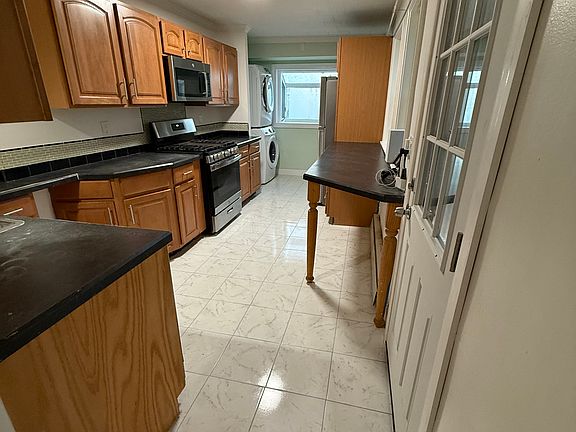 3rd image of 109 Putnam St