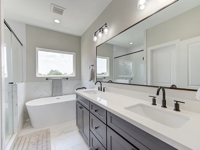 2418 Everett St — Photo 22
