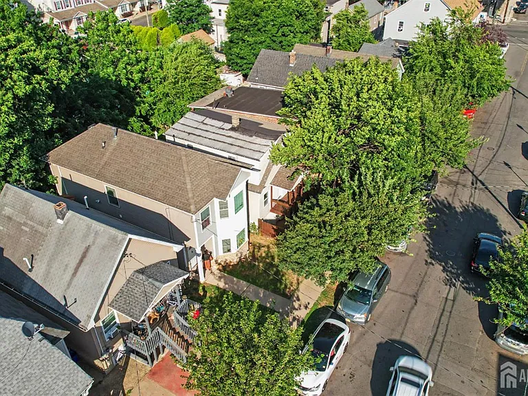 181 Hale St — Photo 32