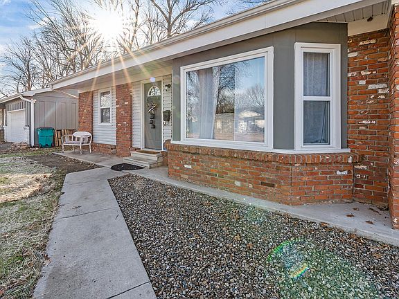 4th image of 2463 S Westwood Avenue