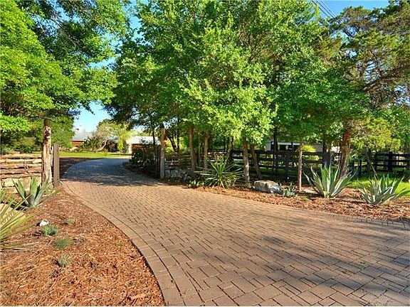 Beautiful street appeal!