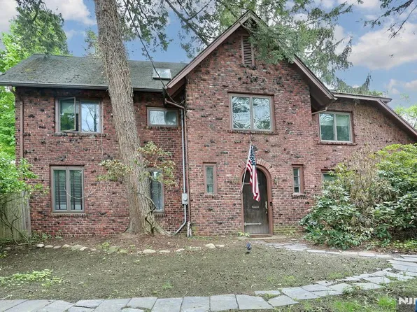 8 Harriot Ave, Harrington Park, NJ 07640