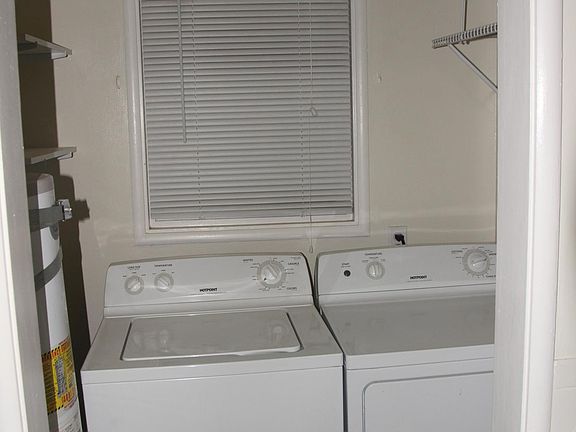 4th image of 829 E Saint John St