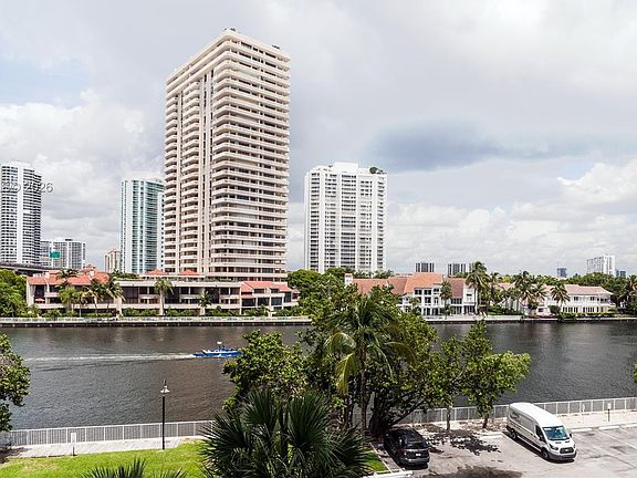 4th image of 19390 Collins Ave APT 419