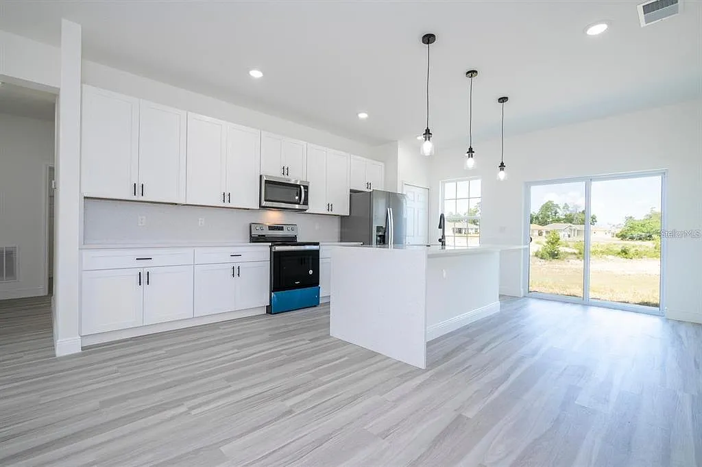 4 bed, 2.0 bath, 1774 sqft, $2,000 — Photo 3