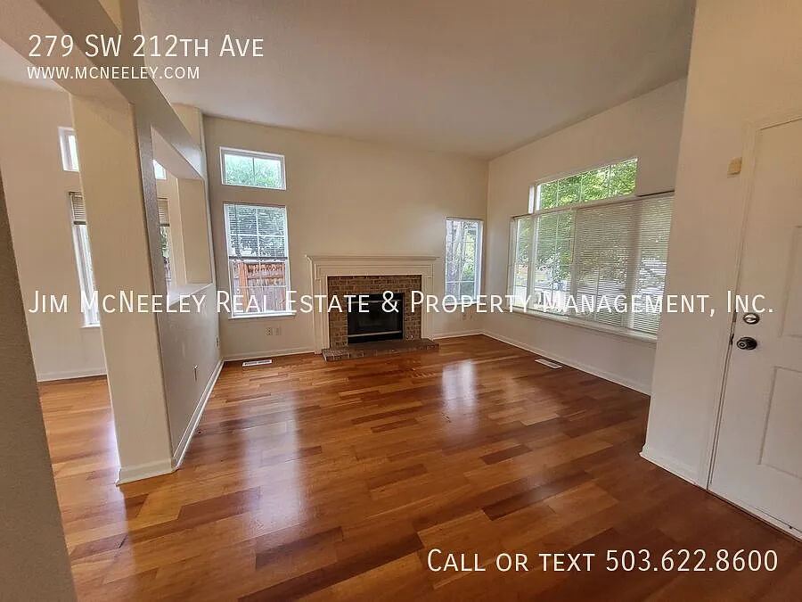 Beautiful 3 Bed/ 2 Bath One Level Home located on a quiet tree-lined street. — Photo 3