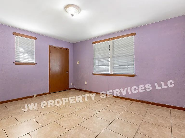 2633 Governor Nicholls — Photo 2