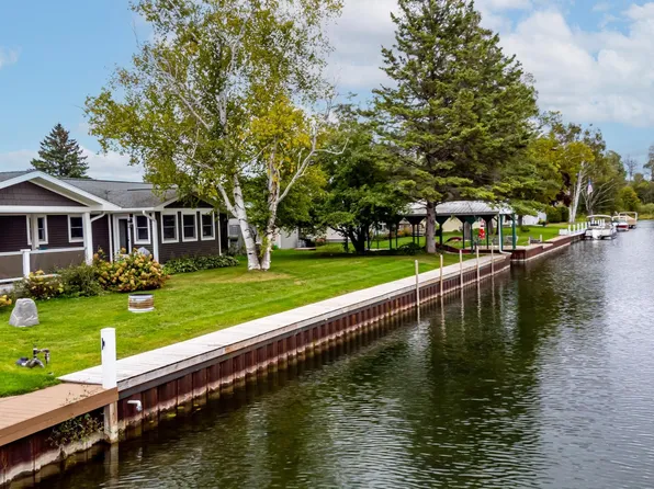 5851 Diane Ln, Indian River, MI 49749