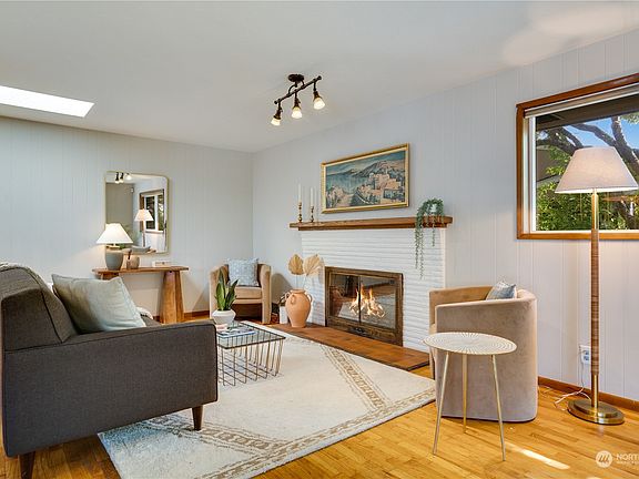 4th image of 2915 Louise Avenue W