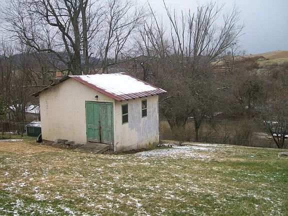 4th image of 448 Terrace Ave