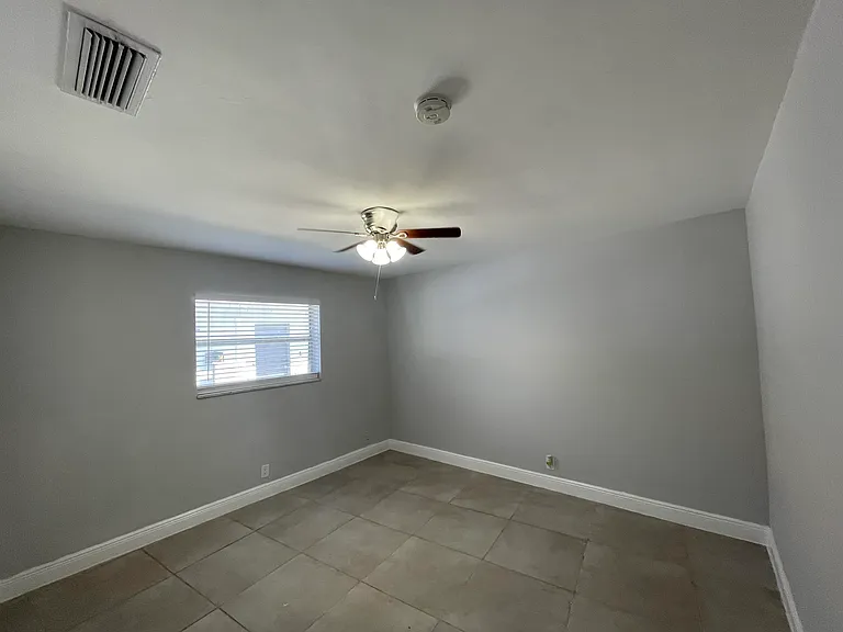 921 SW 10th Dr #3 — Photo 3