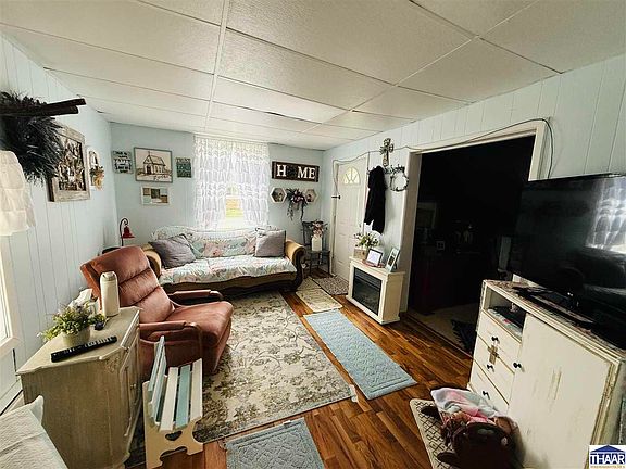 5th image of 904 S Leavitt St