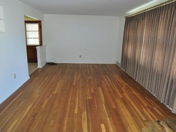 5th image of 405 Marguerite Ave