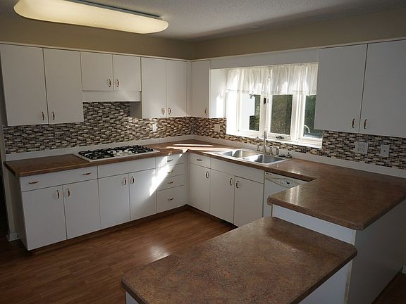 5th image of 211 Country Club Dr