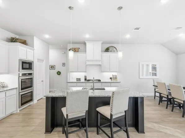 1125 Cardinal Dr, Midlothian, TX 76065