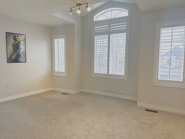 54 Stonebrook Cres — Photo 31