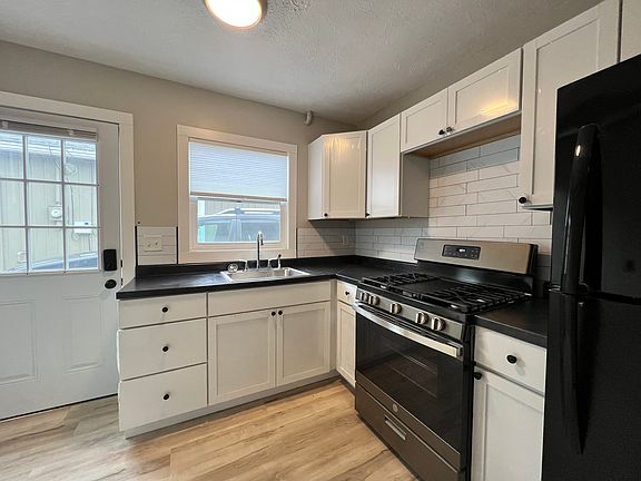 3rd image of 1124 E Farwell St