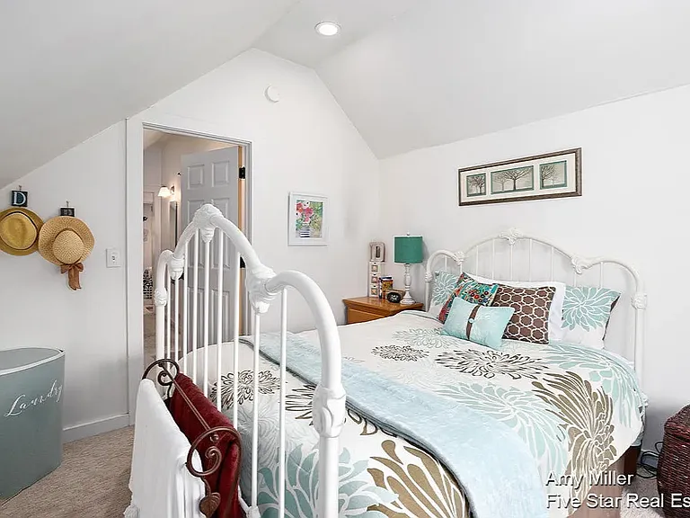 542 Henry Ave SE — Photo 4