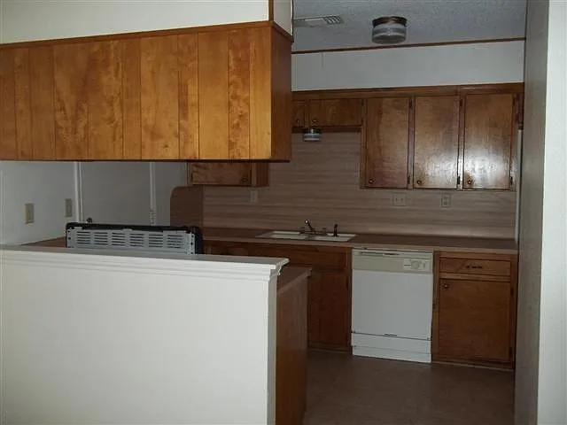3 bed, 1049 sqft, $1,200 — Photo 4