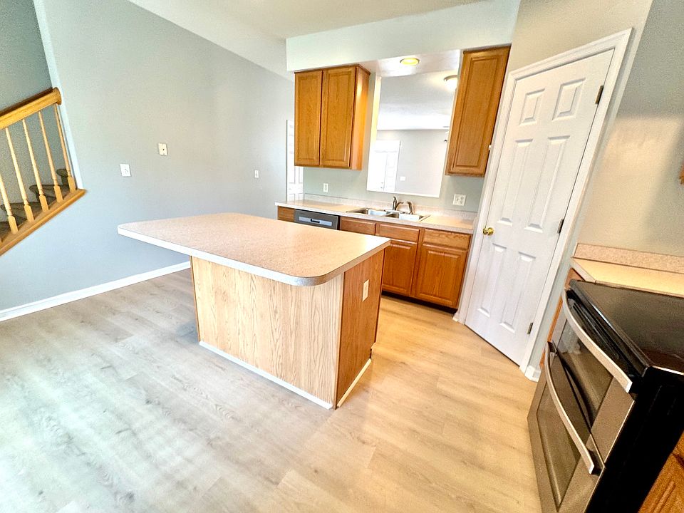 Kitchen w/ Island (new LVP floor and modern stainless appliances.)